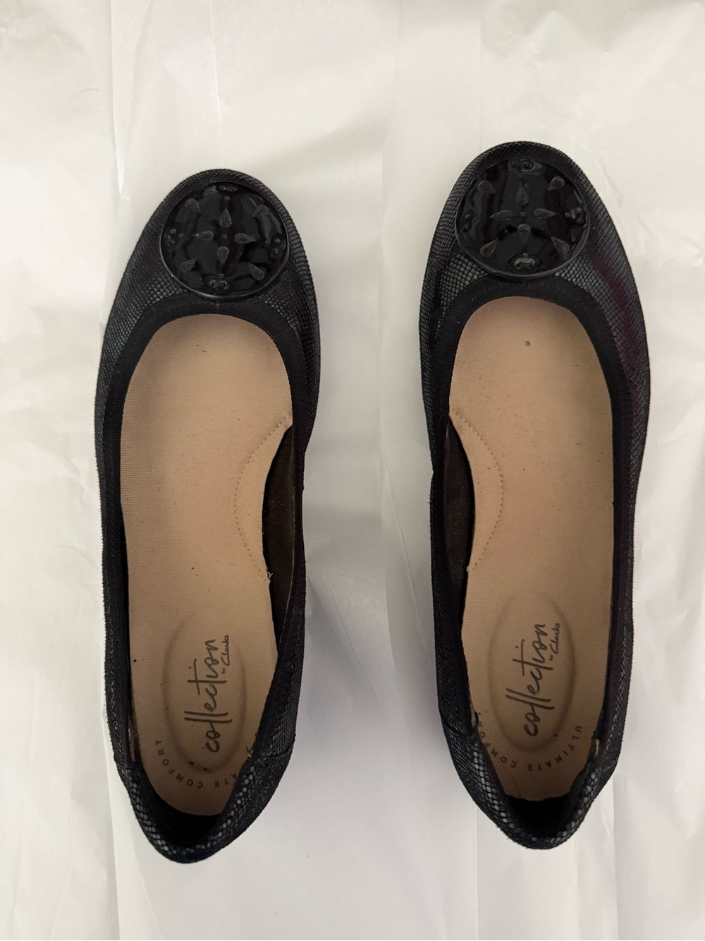 Collection B Black Textured Round-Emblem Ballet Flats